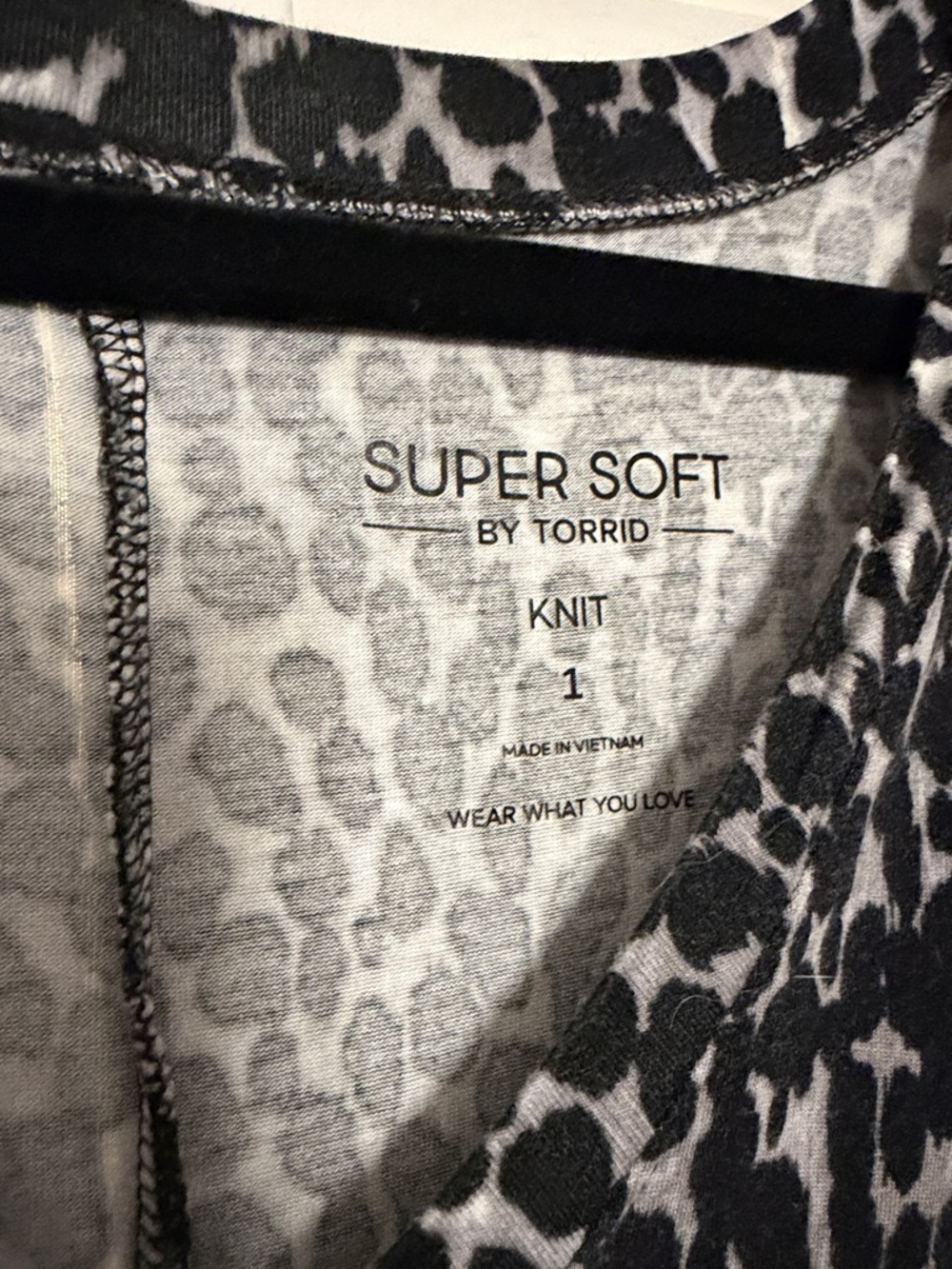 torrid Black & White Leopard V-Neck Tunic - Picture 3 of 3